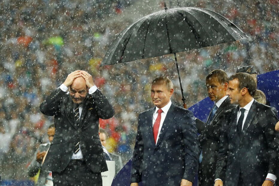 Dilúvio em Moscovo na hora da entrega da taça do campeonato do mundo