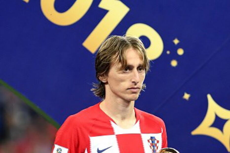 Luka Modric a receber o troféu
