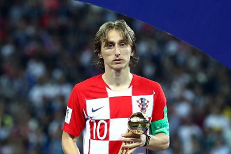 Luka Modric a receber o troféu