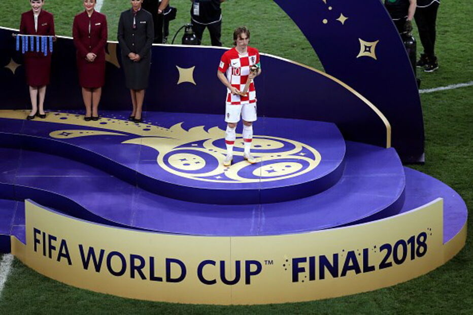 Luka Modric a receber o troféu