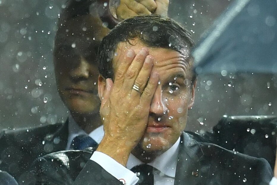 Macron encharcado pela chuva na final de Moscovo