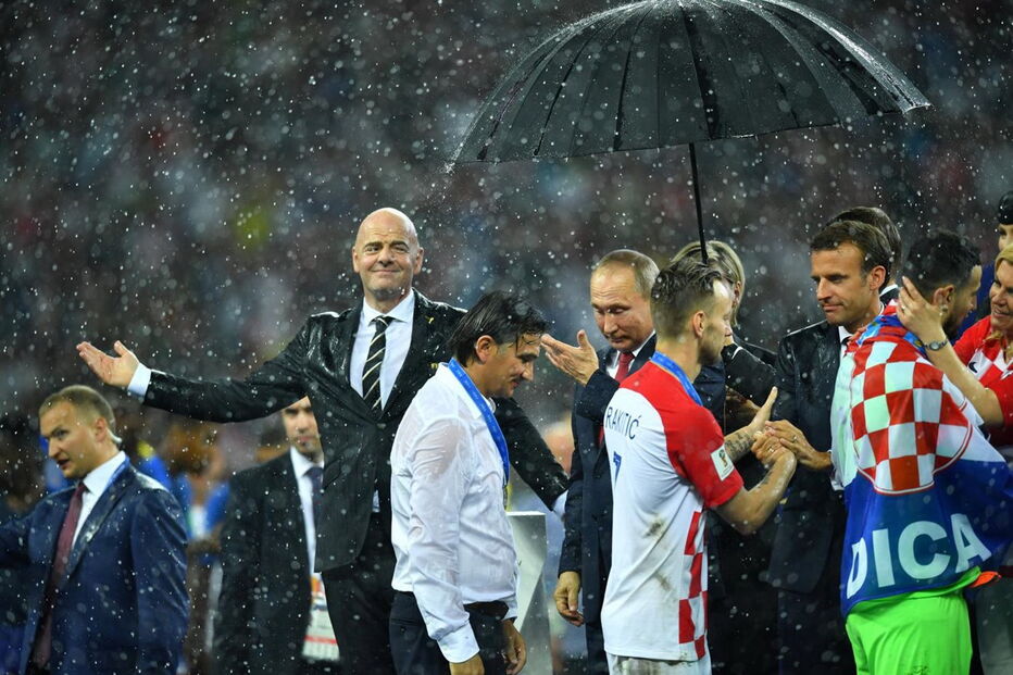 Gianni Infantino, presidente da FIFA, desafia a chuva de Moscovo