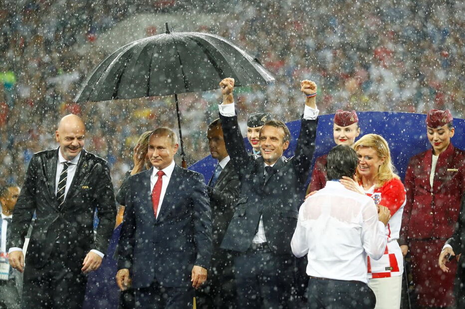 Infantino, Putin, Macron e Kolinda Grabar-Kitarović, presidente da Croácia, à chuva em Moscovo