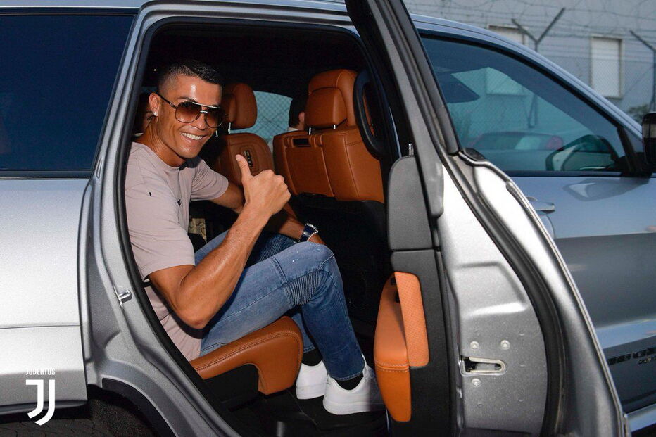 Cristiano Ronaldo aterrou em Turim para assinar pela Juventus