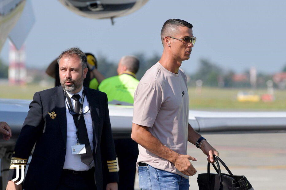 Cristiano Ronaldo aterrou em Turim para assinar pela Juventus