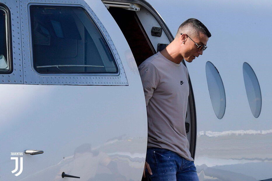 Cristiano Ronaldo aterrou em Turim para assinar pela Juventus