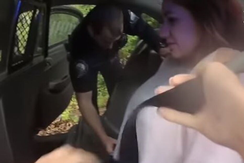 Mulheres polícias suspensas por decisão caricata