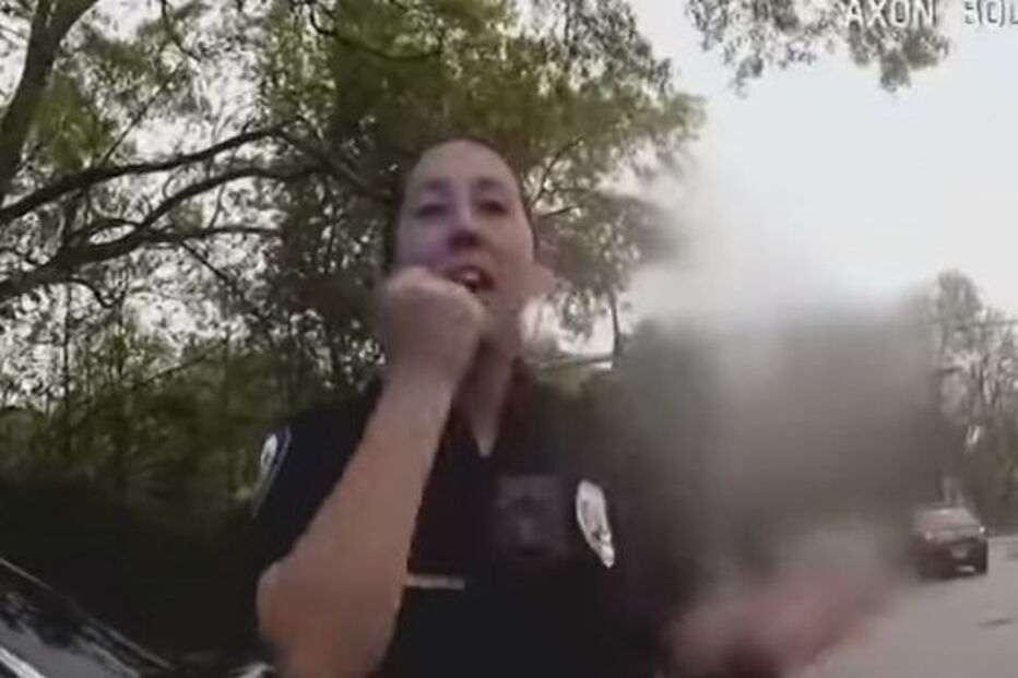 Mulheres polícias suspensas por decisão caricata