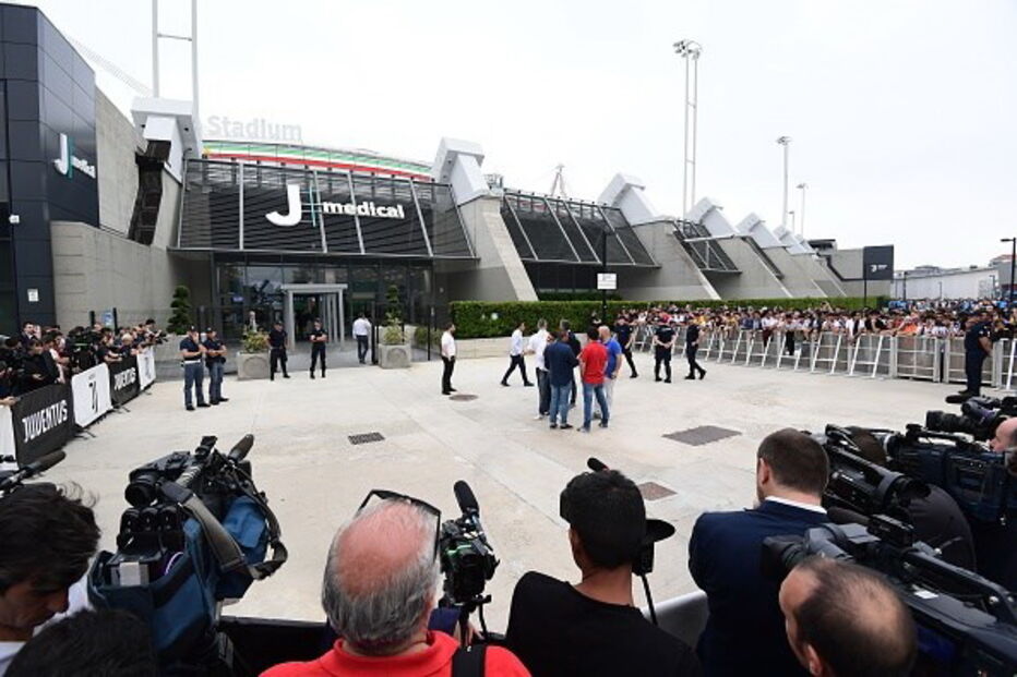 Cristiano Ronaldo recebido em euforia na Juventus