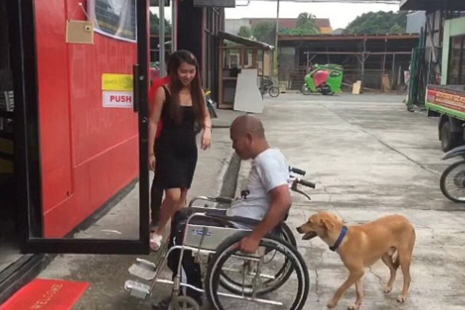 Digong a ajudar o dono de cadeira de rodas