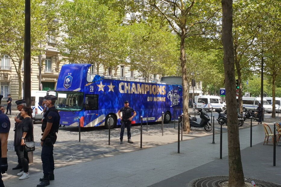 Autocarro dos campeões do mundo decorado por portugues