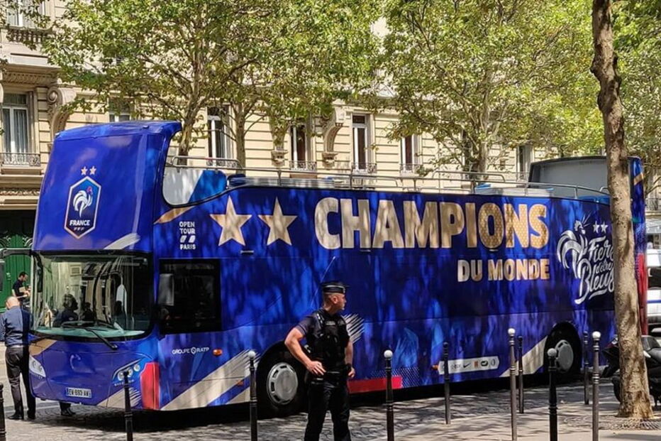 Autocarro dos campeões do mundo decorado por portugues