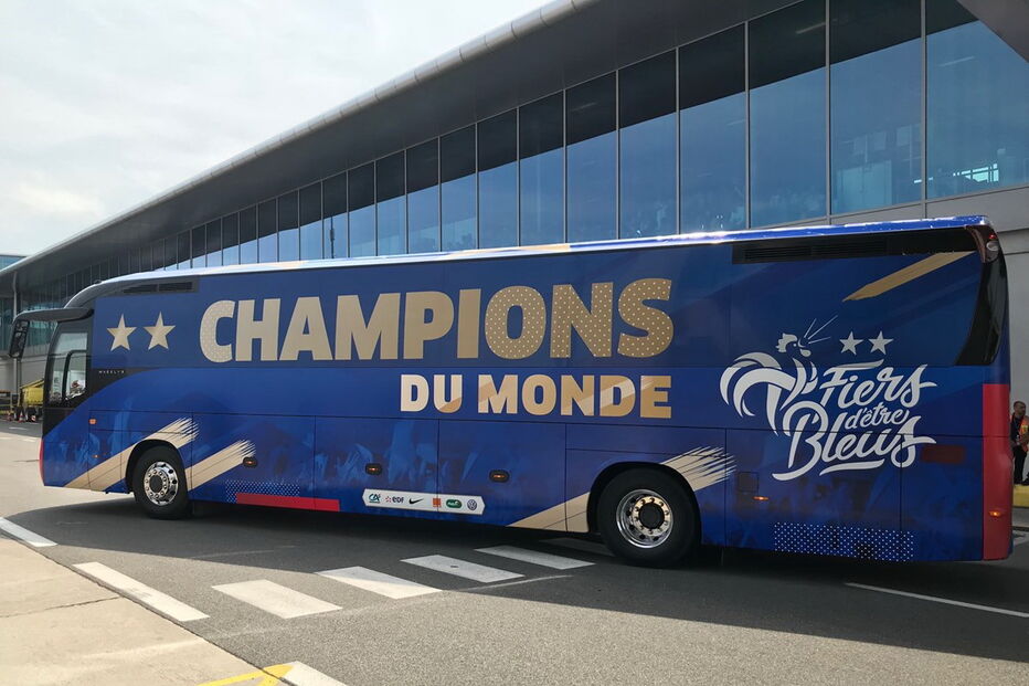 Autocarro dos campeões do mundo decorado por portugues