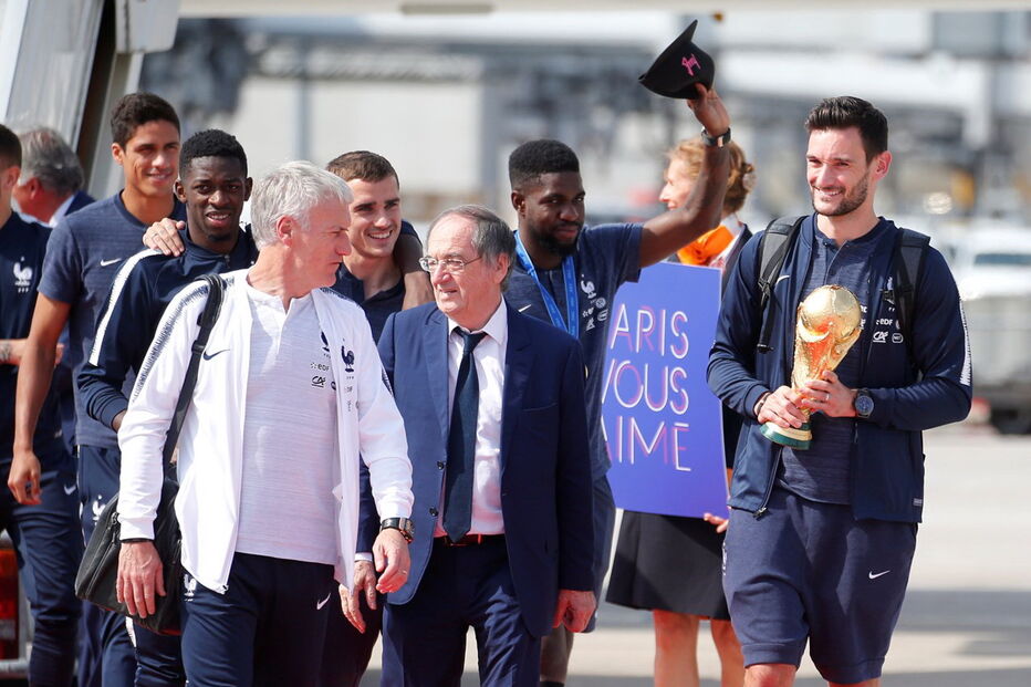 Campeões do Mundo em futebol ao chegarem a França