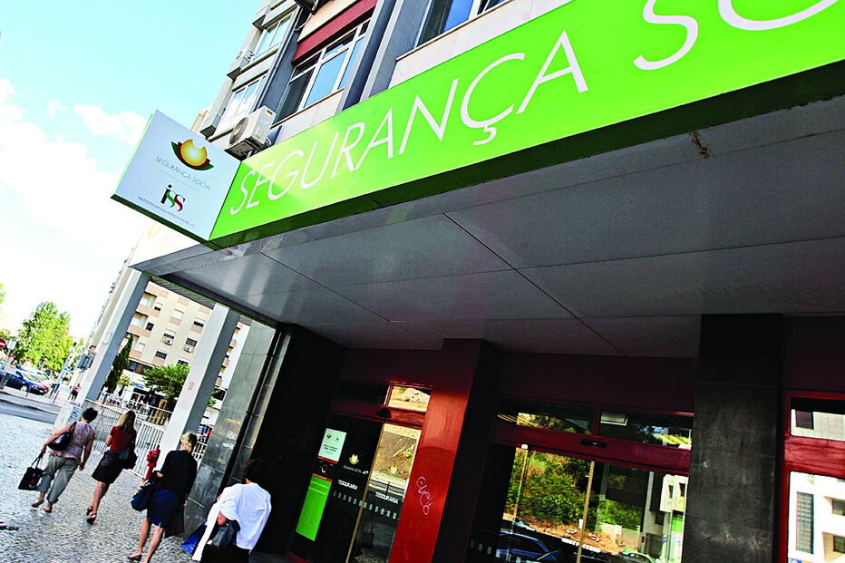 Pensionista da Segurança Social recebem a pensão de velhice no dia 9. A emissão de vales é feita por ordem alfabética a partir do 1º dia útil de cada mês e até ao dia 10 