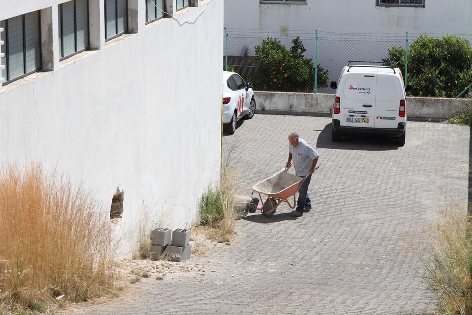 Assaltam CTT com picareta