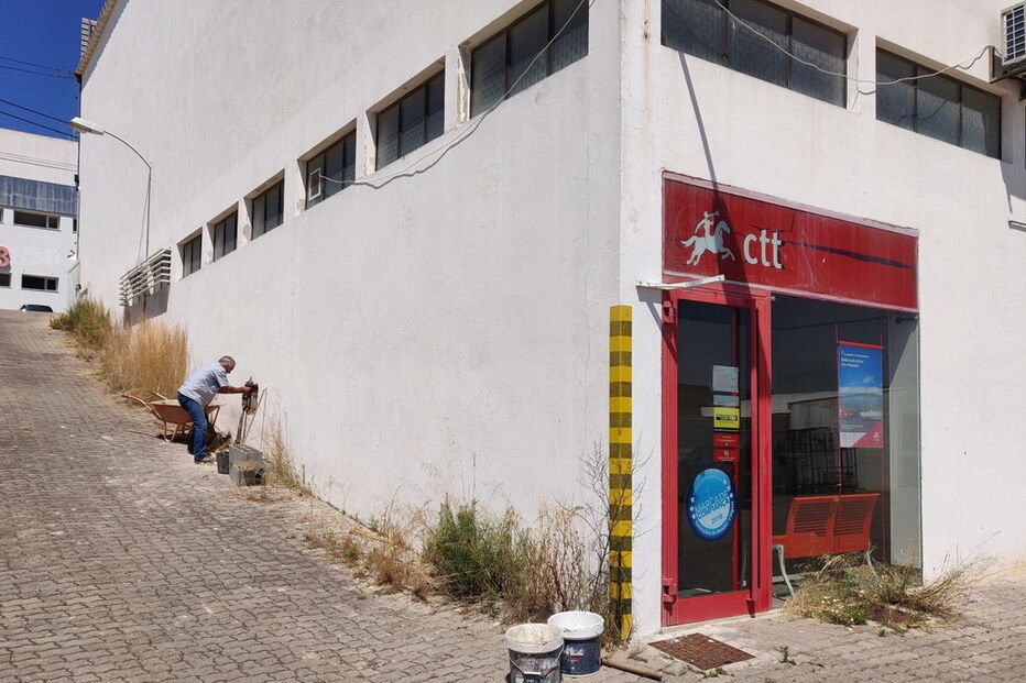 Assaltam CTT com picareta