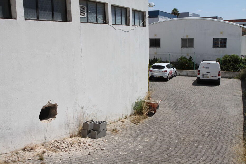 Assaltam CTT com picareta