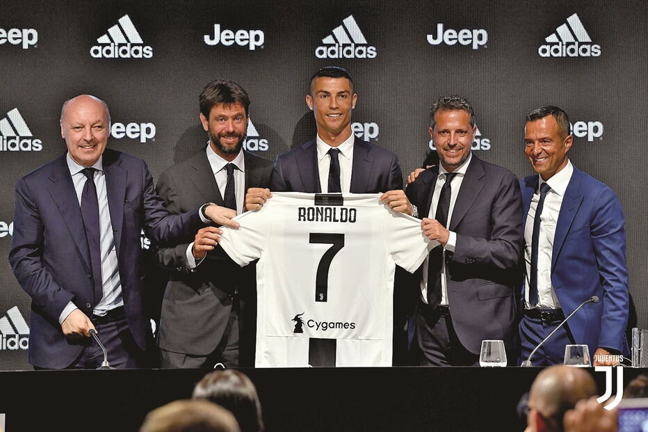 No final da apresentação, Cristiano Ronaldo mostrou a nova camisola com que vai jogar: o 7 da Juventus, até agora pertença do colombiano Juan Cuadrado   