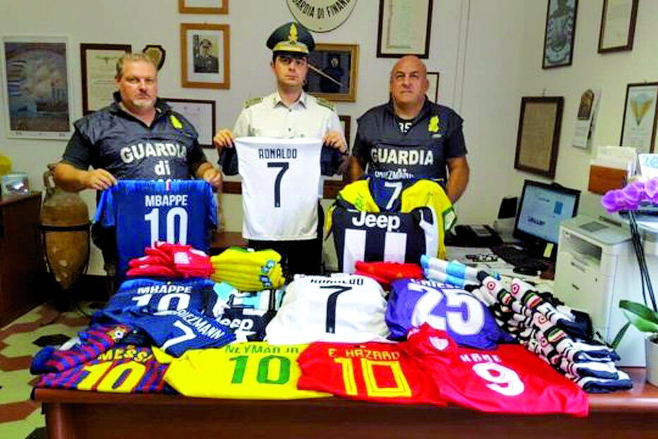 Camisolas apreendidas pela Guardia di Finanza já com o nome de Ronaldo 