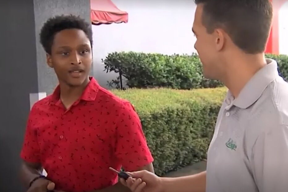 Momento em que o jovem recebe a oferta do diretor