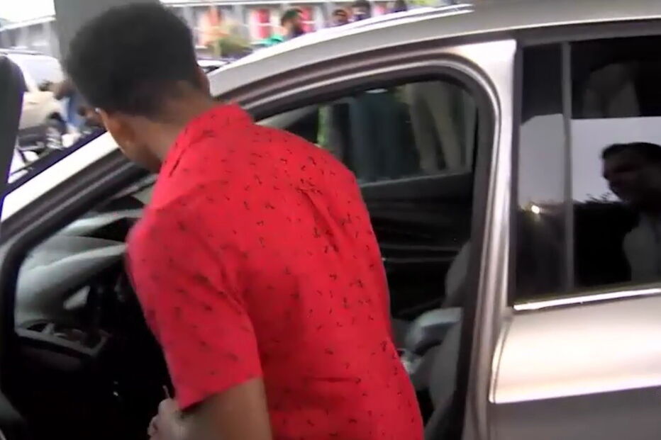 Momento em que o jovem recebe a oferta do diretor