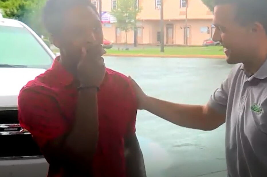 Momento em que o jovem recebe a oferta do diretor