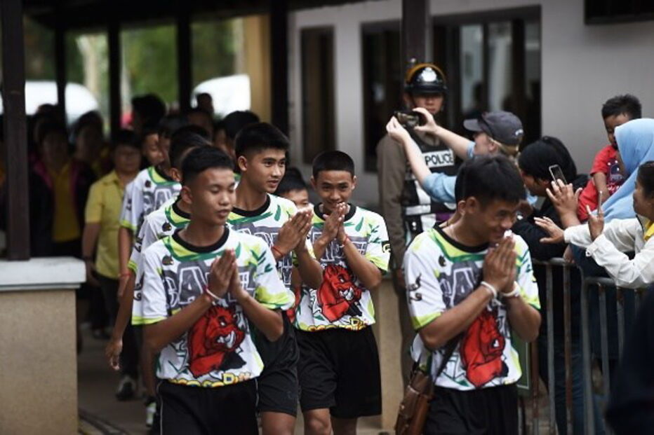 Primeira aparição pública de crianças tailandesas 