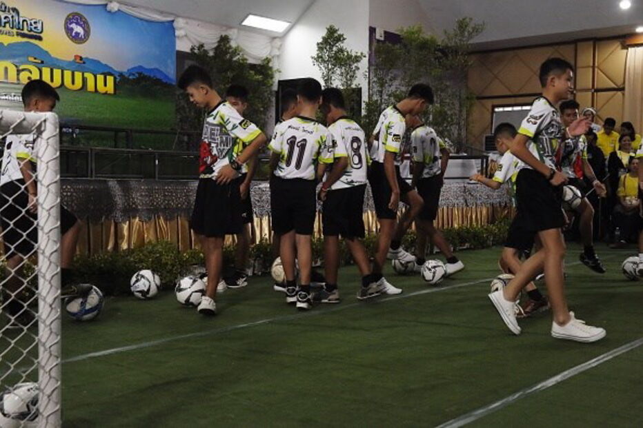 Primeira aparição pública de crianças tailandesas 