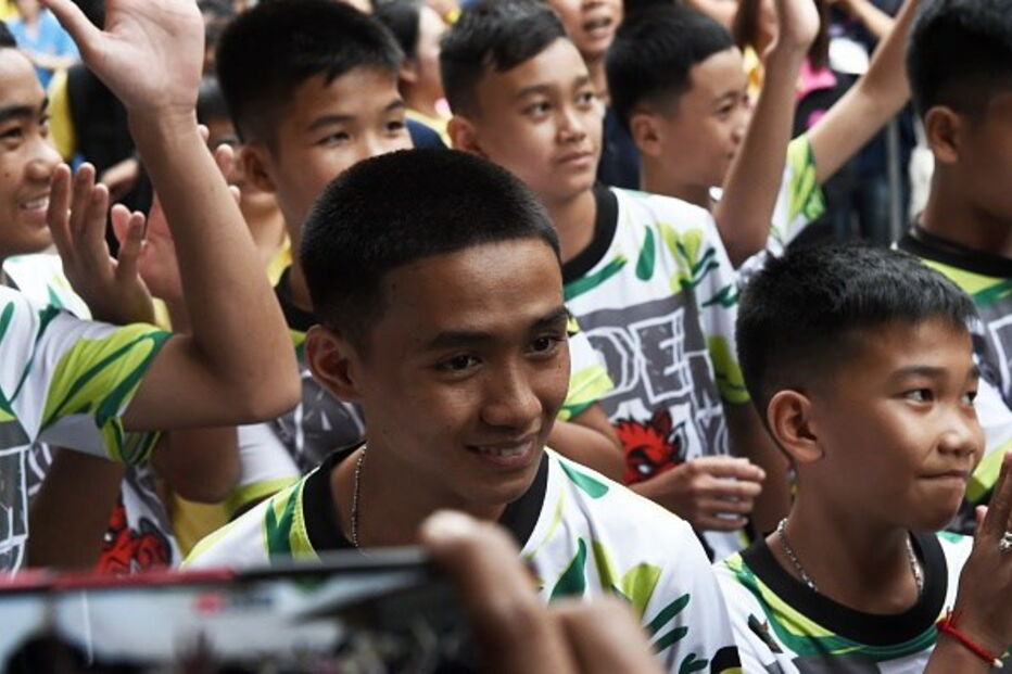 Primeira aparição pública de crianças tailandesas  