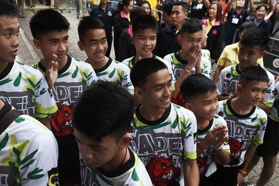 Primeira aparição pública de crianças tailandesas  