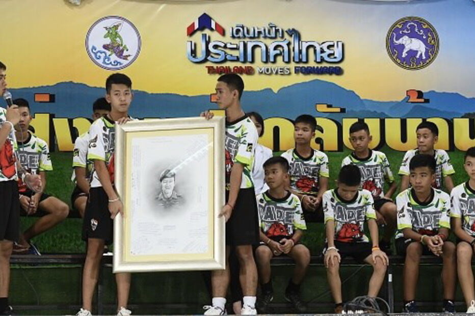 Primeira aparição pública de crianças tailandesas  