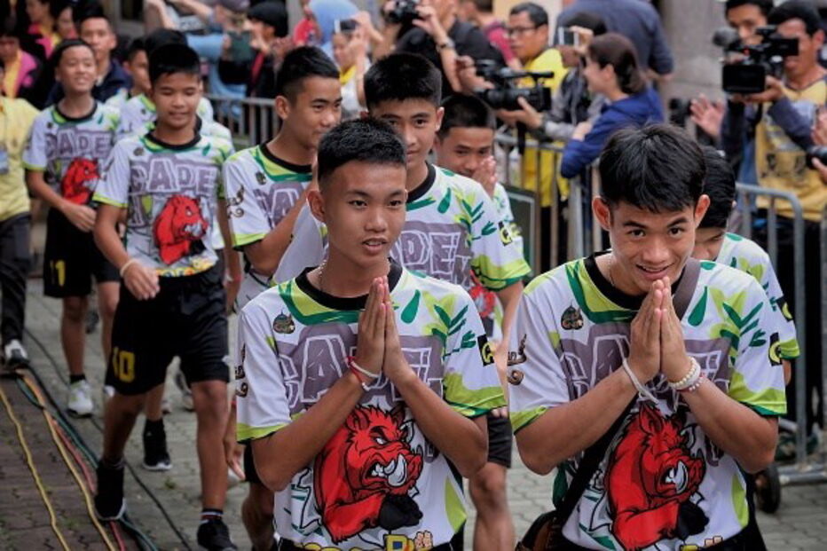 Primeira aparição pública de crianças tailandesas  