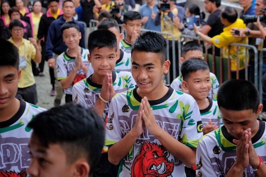 Primeira aparição pública de crianças tailandesas  