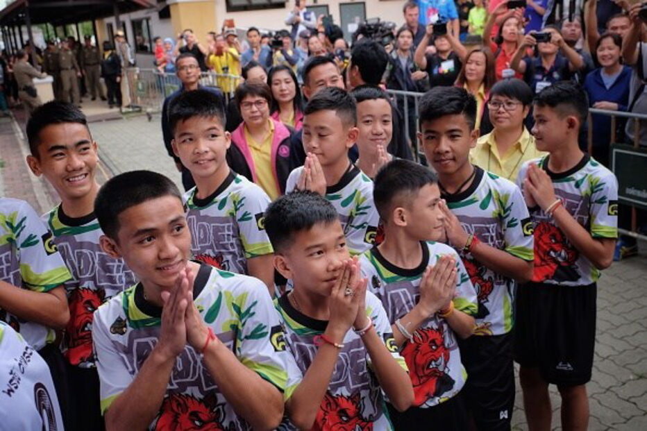 Primeira aparição pública de crianças tailandesas  