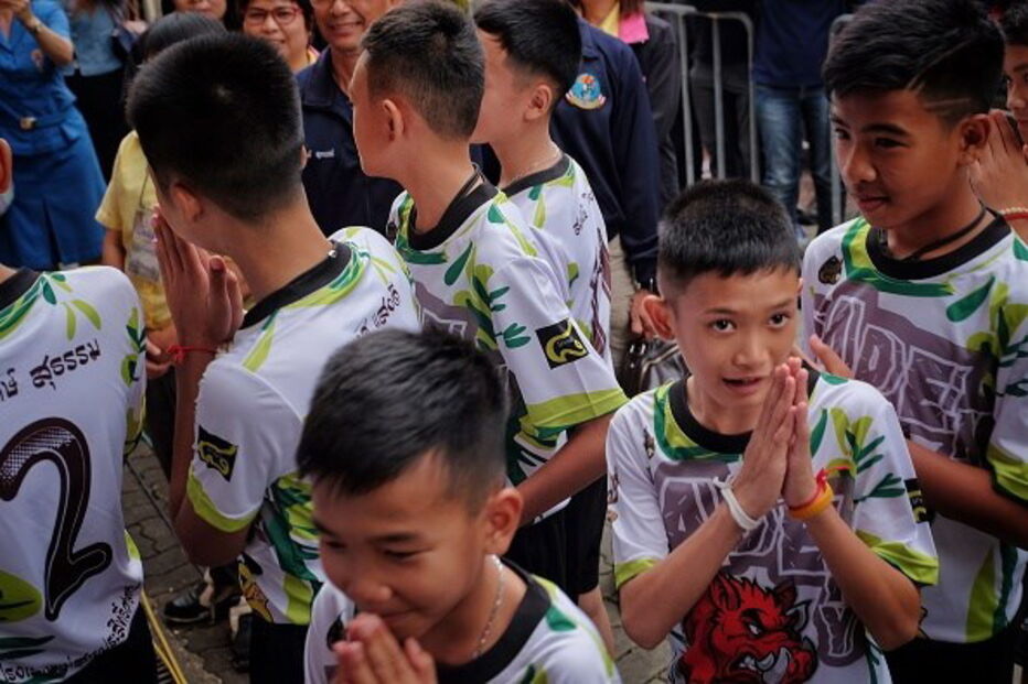 Primeira aparição pública de crianças tailandesas  