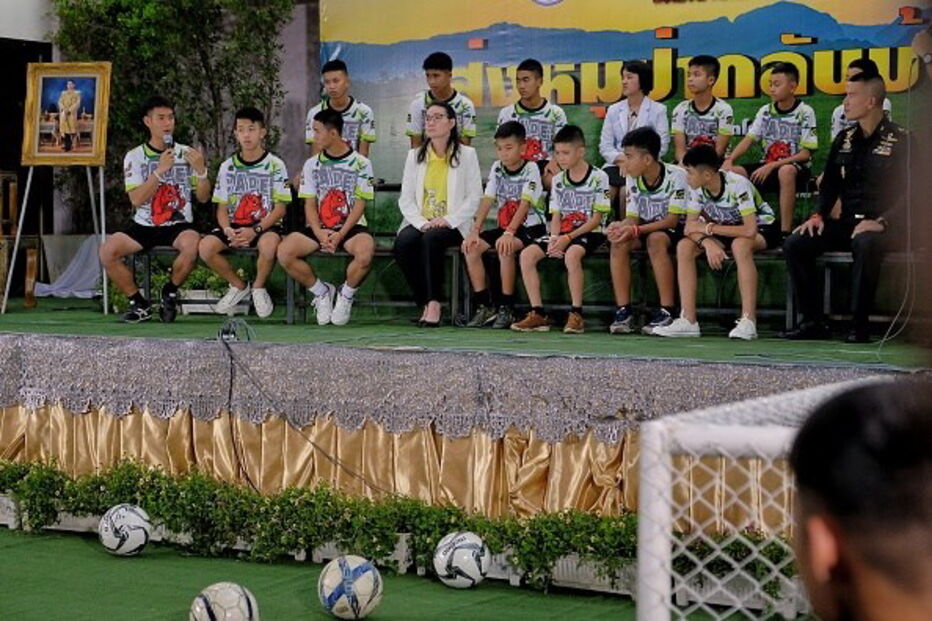 Primeira aparição pública de crianças tailandesas  