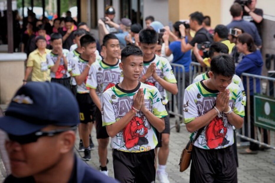 Primeira aparição pública de crianças tailandesas  