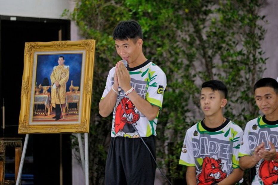 Primeira aparição pública de crianças tailandesas  