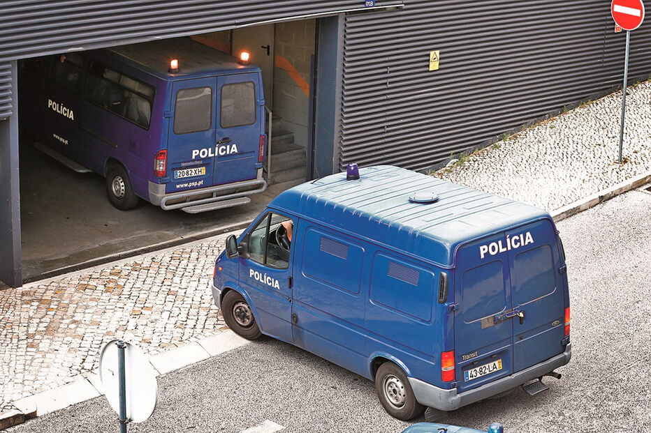 Arguidos perigosos levados para o Campus de Justiça, em Lisboa, ontem de manhã. Polícia  montou operação de segurança no local ao longo de todo o dia
