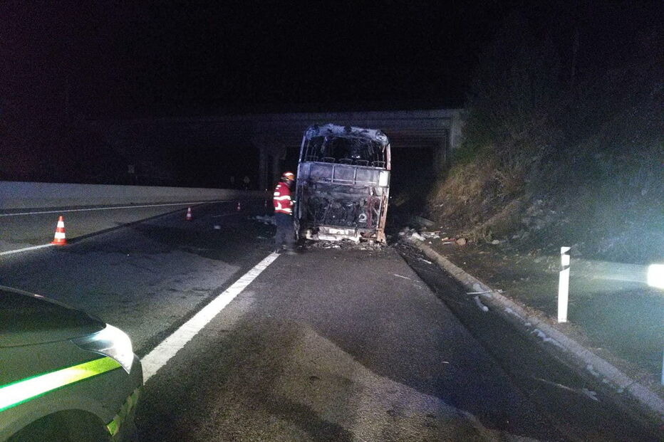 Autocarro ardeu na A4