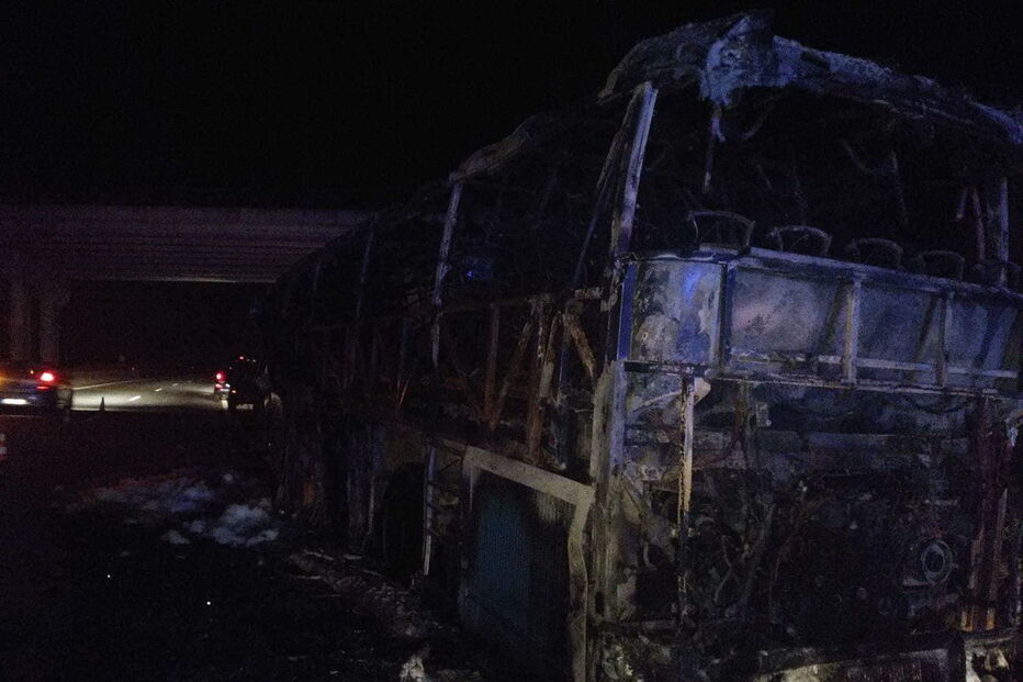 Autocarro ardeu na A4