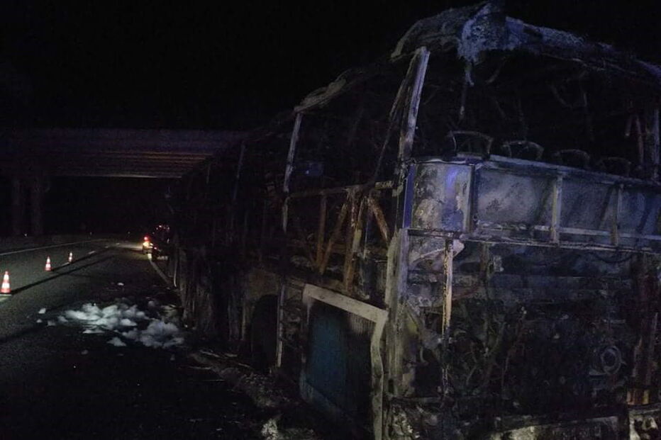 Autocarro ardeu na A4