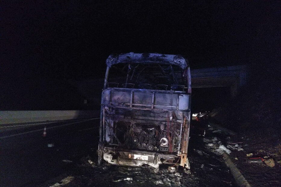 Autocarro ardeu na A4