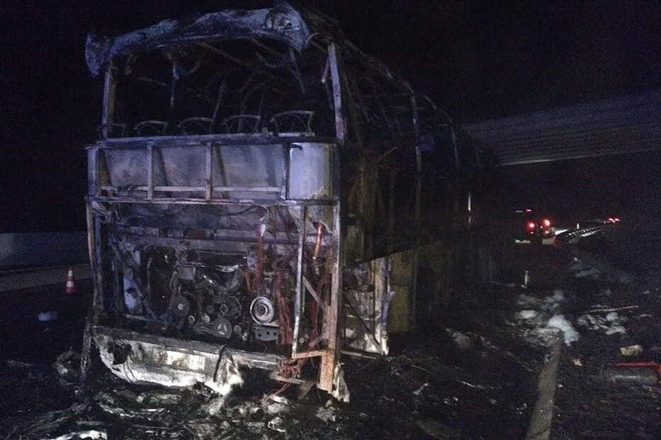 Autocarro ardeu na A4