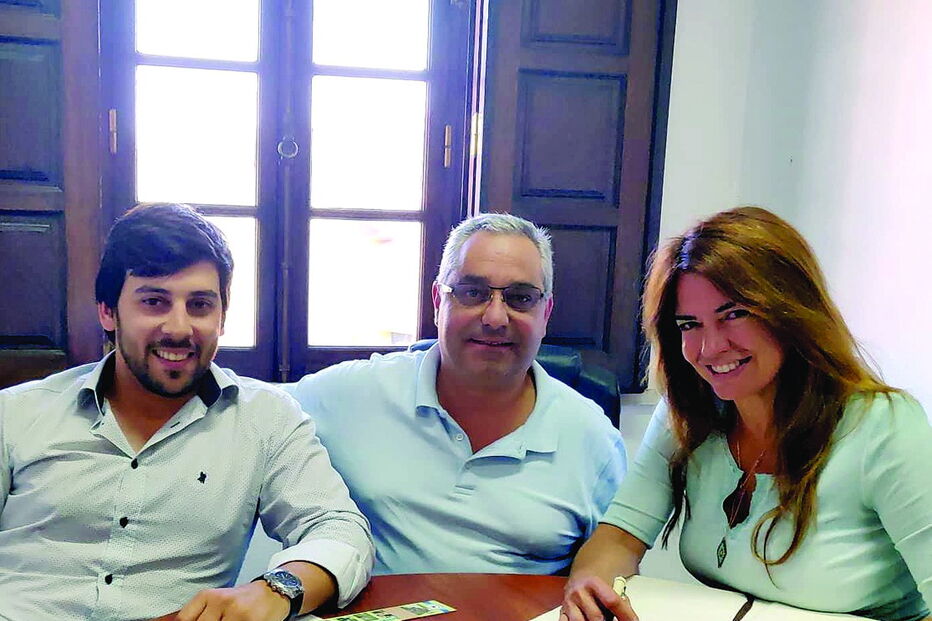 Bárbara Guimarães no momento da escritura da nova casa