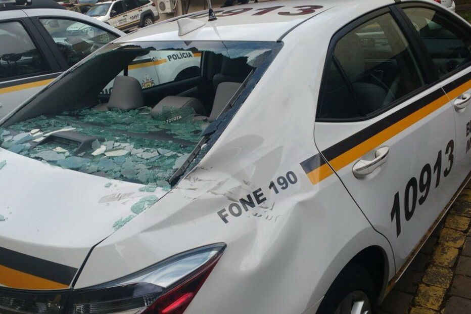 Carro da polícia brasileira atingido por televisor