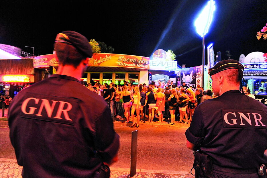 GNR vigia ruas de albufeira durante a noite
