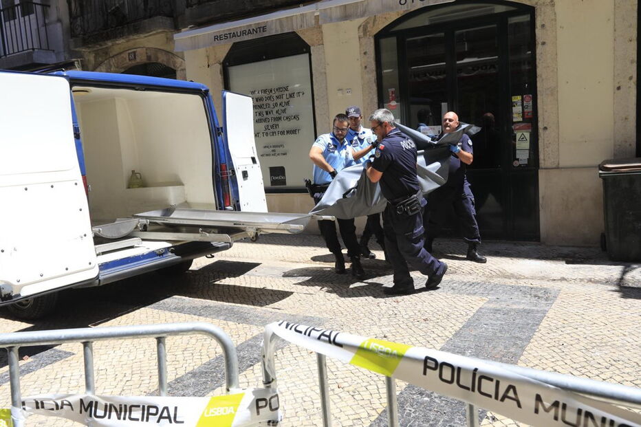 Primeira vítima a sair do edifício na Baixa de Lisboa