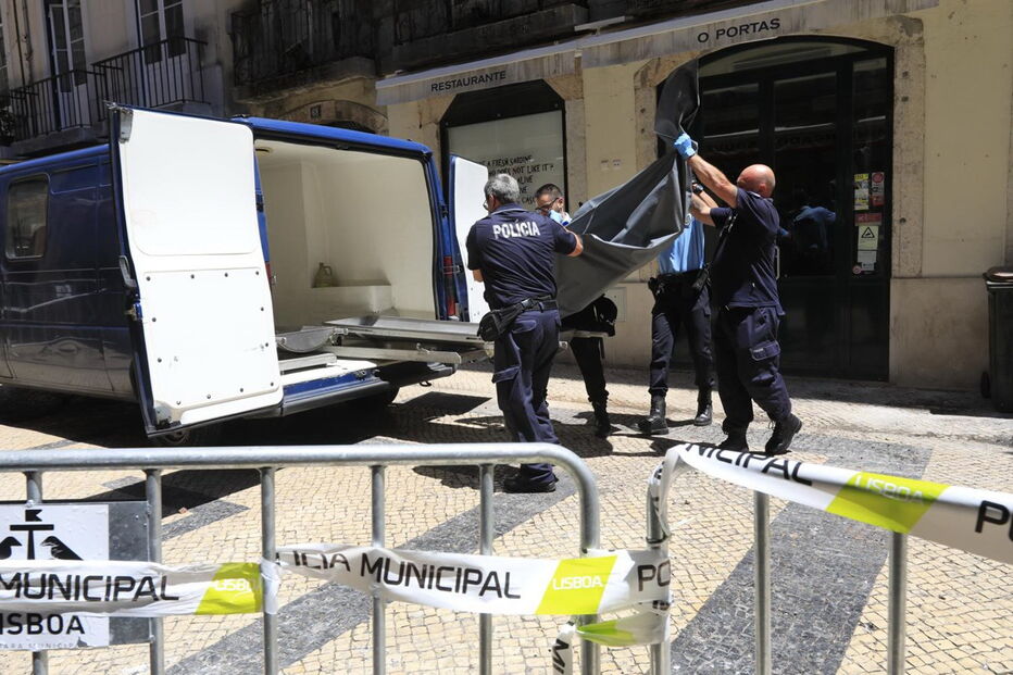 Primeira vítima a sair do edifício na Baixa de Lisboa